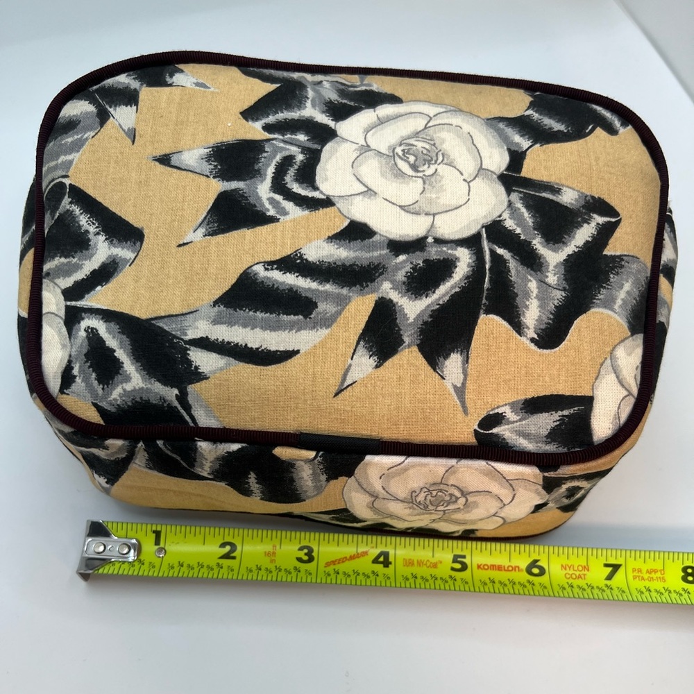 CHANEL Retro Camellia Makeup Gift-With-Purchase Bag With Tassel - Picture 7 of 14